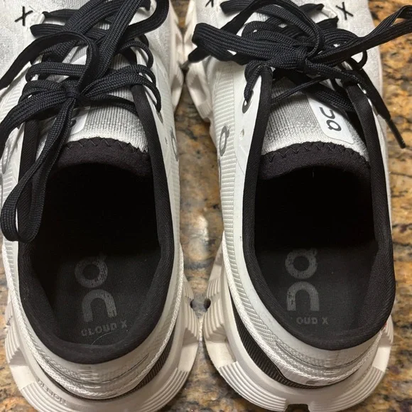 On Running women’s White and Black Athletic Shoes 8.5, great condition! - Picture 7 of 13
